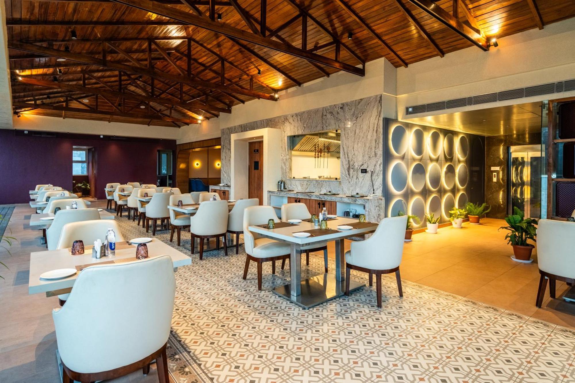 The White Rock Inn & Dine Shillong Esterno foto