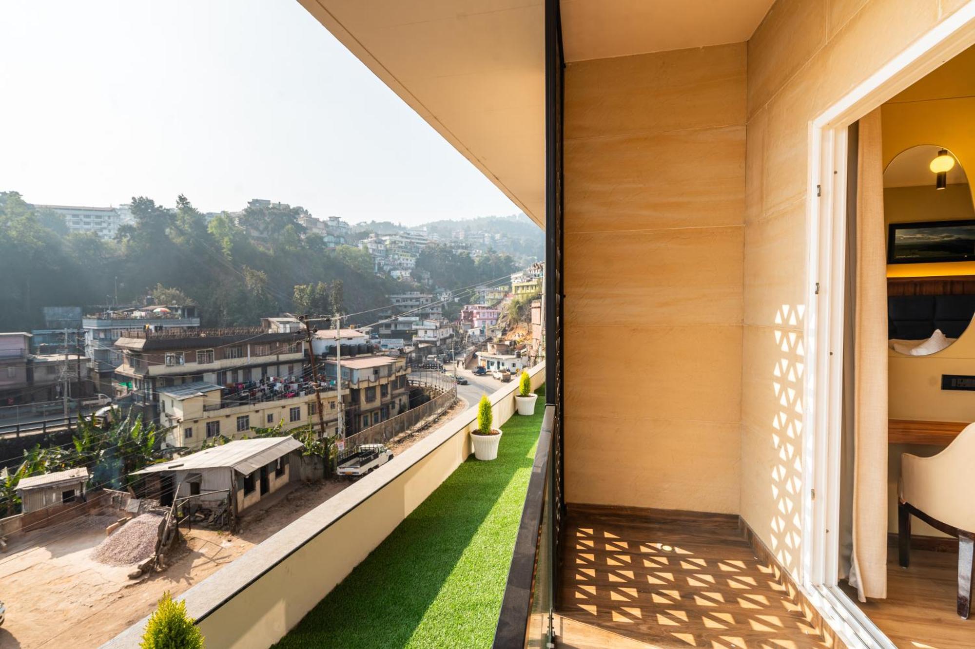The White Rock Inn & Dine Shillong Esterno foto